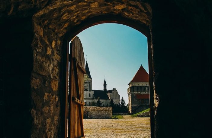 7 приголомшливих замків України, де ви не зустрінете туристів
