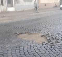 У Тячеві перехожі можуть дістати бруківкою по голові (фотофакт)