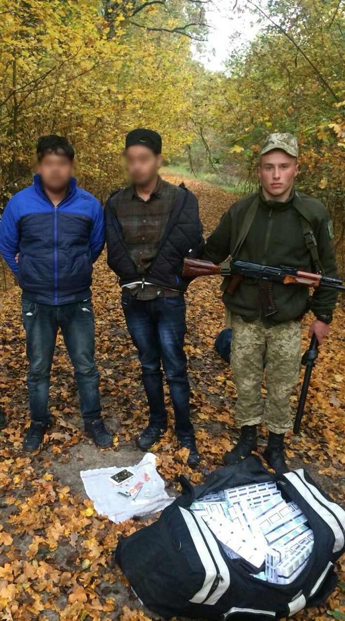 На Закарпатті затримали нелегальних мігрантів з Індії, які переносили контрабандні сигарети
