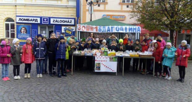 У Берегові учні ЗОШ № 1 збирали кошти на операцію однокласнику