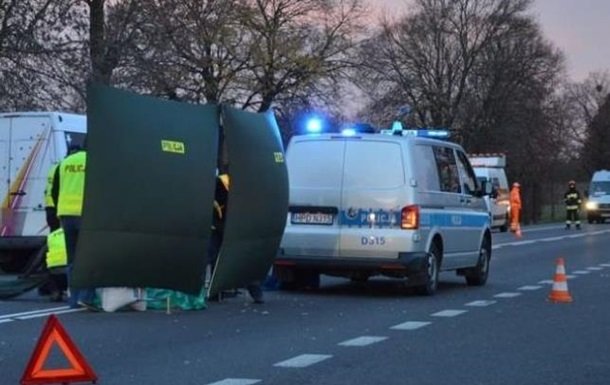 ДТП у Польщі – вантажівка на смерть збила українця (Фото)