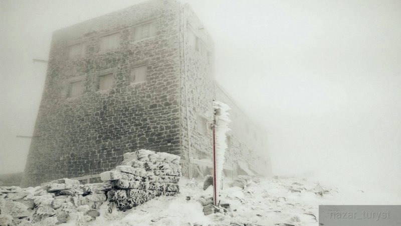 На горі Піп Іван сніг змінився дощем