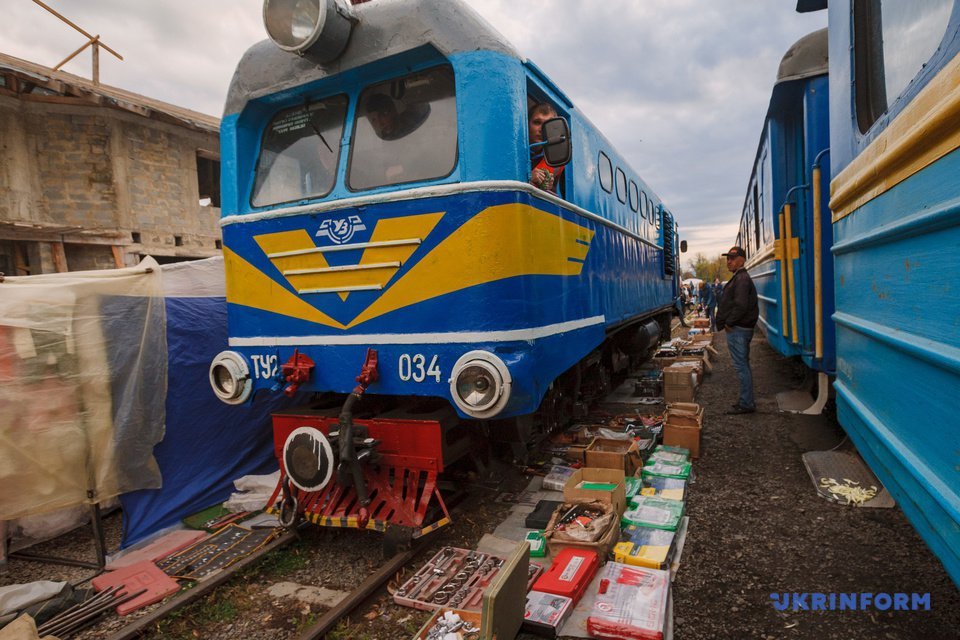 Одяг, книги, граблі, квіти - як працює базар-вокзал