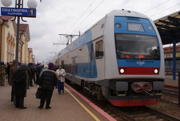 Йшла на роботу, а зустріла смерть:  жінку засмоктало під поїзд і розірвало