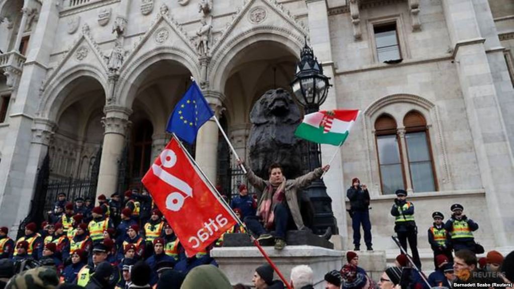 Тисячі людей протестують у Будапешті проти «закону про рабську працю»