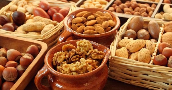 Експерти назвали продукти, які треба їсти жінкам, щоб уникнути ранньої сивини