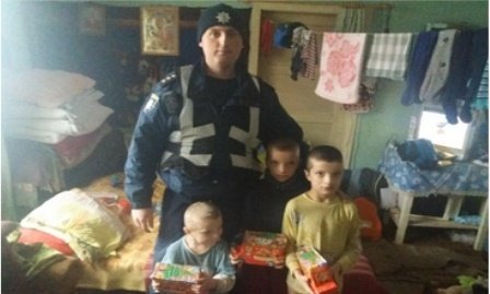 Рахівські поліцейські завітали з подарунками до багатодітних сімей району (ФОТО)