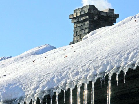 Наслідки снігопаду: обвалилася частина даху багатоповерхівки