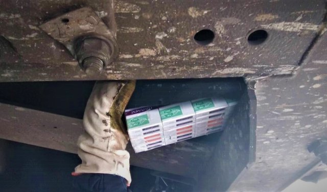 280 пачок цигарок у потязі: На КПП "Чоп" виявили контрабанду (ФОТО)