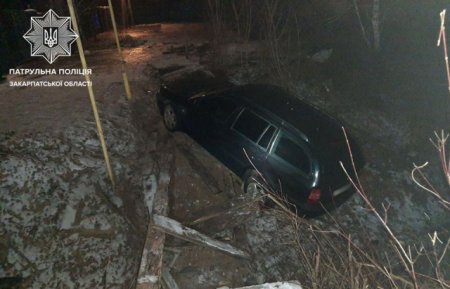 Погоня під Мукачевом: п'яний водій Skoda злетів у кювет (ФОТО)