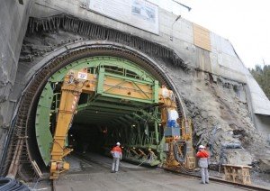 Коли найдовшим Бескидським тунелем у Карпатах підуть поїзди