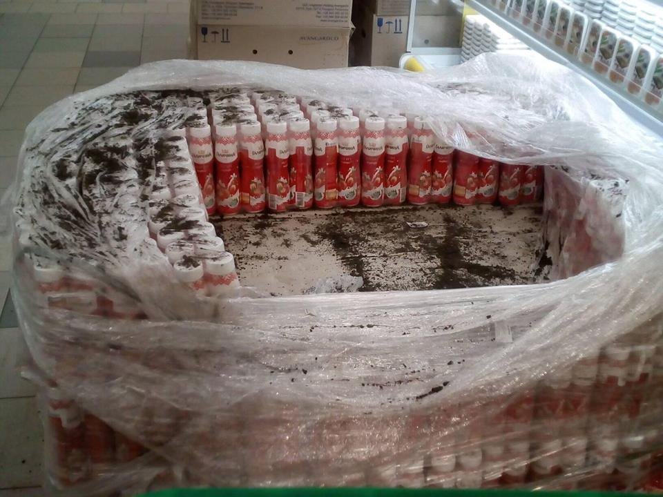 В ужгородському супермаркеті питний йогурт продають разом з глиною та болотом?