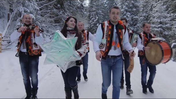 Гуцульський гурт кумедно переспівав хіт "Despacito" у Карпатах: відео