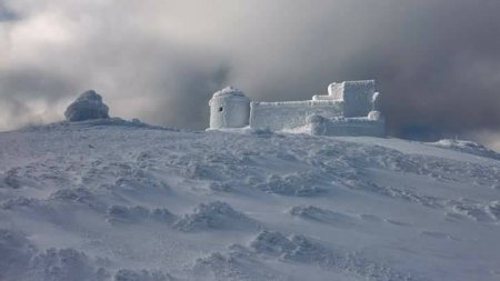 Обсерваторія на горі Піп Іван перетворилась на льодяний замок (Фото)