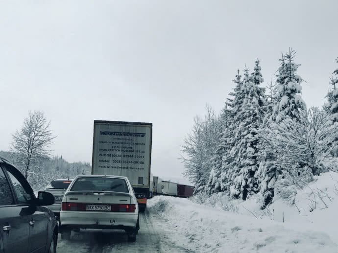 Через сніг на трасі Київ-Чоп кілометрові затори: фури застрягають на перевалах