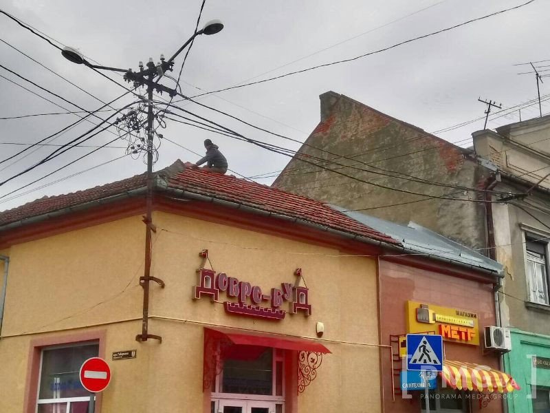 У центральній частині Мукачева чоловік виліз на дах будівлі і кидав на дорогу черепицю