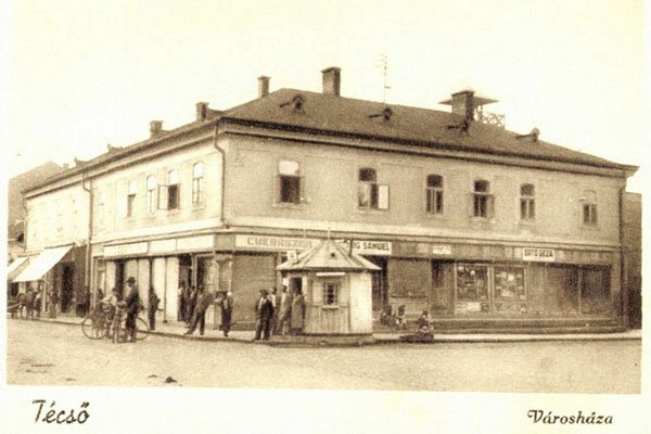 Фото з архіву: Тячівська міська управа у 40-х роках ХХ століття