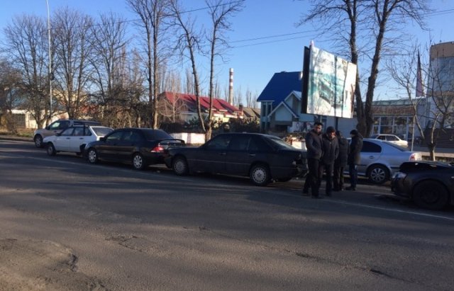 Не дотримався дистанції: в Ужгороді зіткнулися відразу 4 автівки (ФОТОФАКТ)