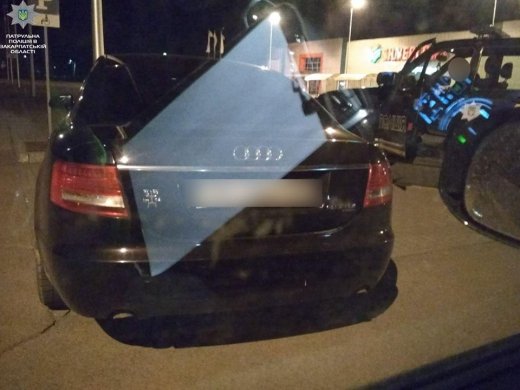 Закарпатські патрульні зупинили "Audi A6" зі сумнівними документами
