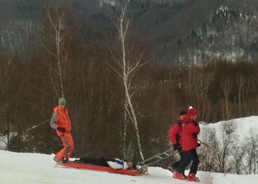 Знайшли в непритомному стані: на Закарпатті в горах серйозно травмувався лижник (ФОТО)