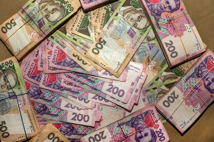 Звідки українці беруть гроші та на що їх найбільше витрачають: цікаві дані