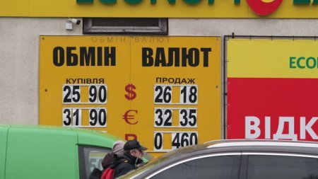 Курс долара буде лихоманити ще місяць, а ціни на бензин замруть: що чекає українців