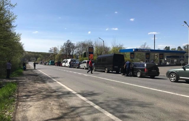 На українсько-словацькому кордоні – шалені черги в бік ЄС (ФОТО, ВІДЕО)