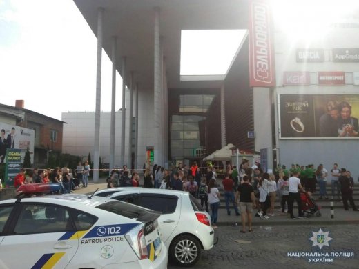 Торговий центр в Мукачеві перевірили на наявність вибухівки: подробиці від поліції