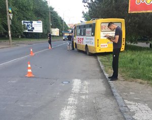 В Ужгороді сталася ДТП: маршрутка збила жінку з дитиною на пішохідному переході