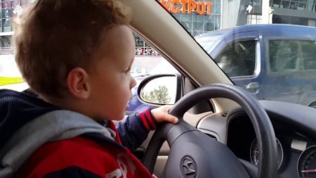 2-річний хлопчик на авто переїхав власну матір