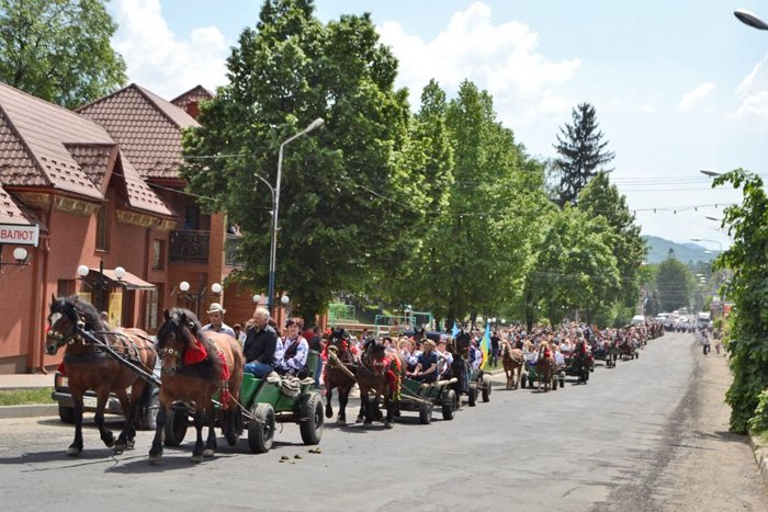 З піснями та обрядами проводжають на Закарпатті отари літувати