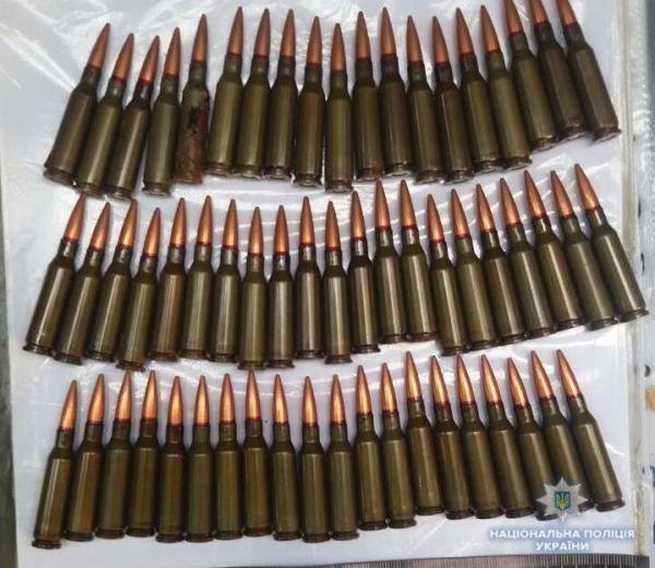 В Ужгороді 53-річний чоловік намагався продати гранату та набої
