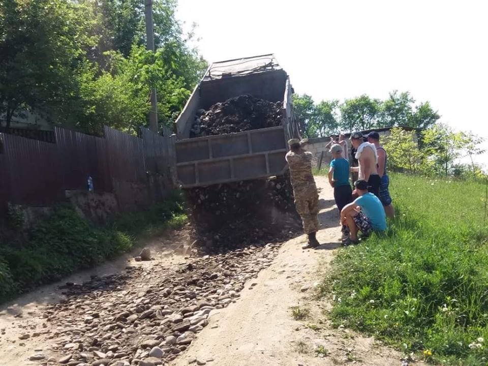 Мешканці села Росішка власними силами ремонтують дорогу / ФОТО
