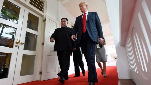 Історична зустріч: як Трамп потис руку Кім Чен Ину