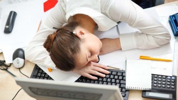 Що робити, коли на роботі хилить до сну