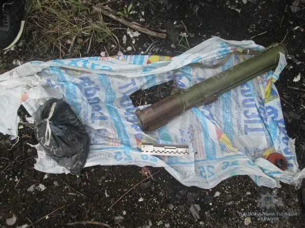 Поліція та СБУ знайшли сховок зброї в Ужгороді