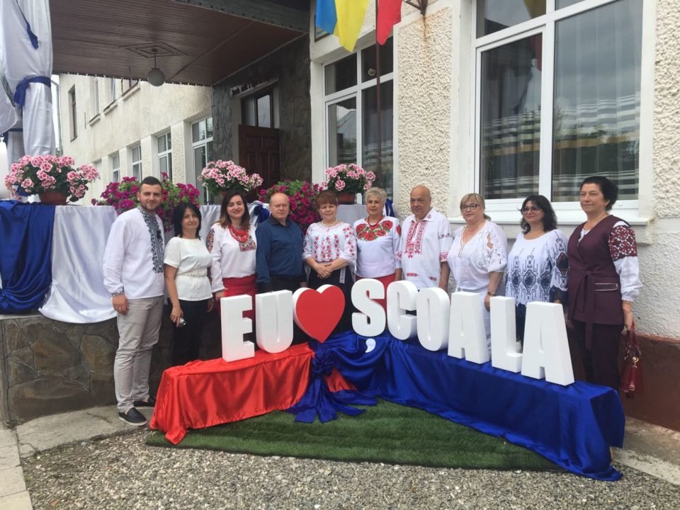 На Рахівщині в румунськомовній школі відкрили бюст видатному поету Міхаю Емінеску (+ ФОТО)