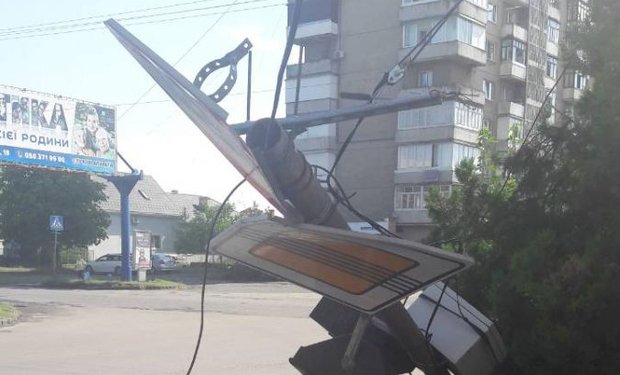 В Ужгороді вантажівка завалила світлофор
