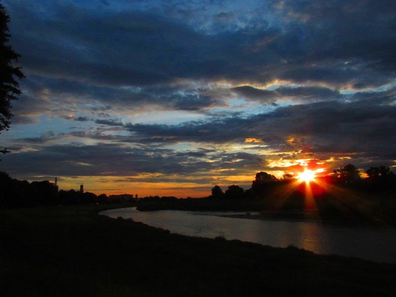 У Мукачеві споглядали неймовірний контраст під час заходу сонця (ФОТО)