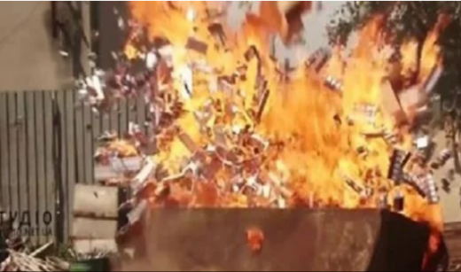 Публічне масштабне спалення цигарок на Закарпатті розлютило соцмережі