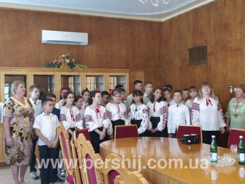 Діти з Придністров’я заспівали губернатору Закарпатської ОДА (ФОТО)