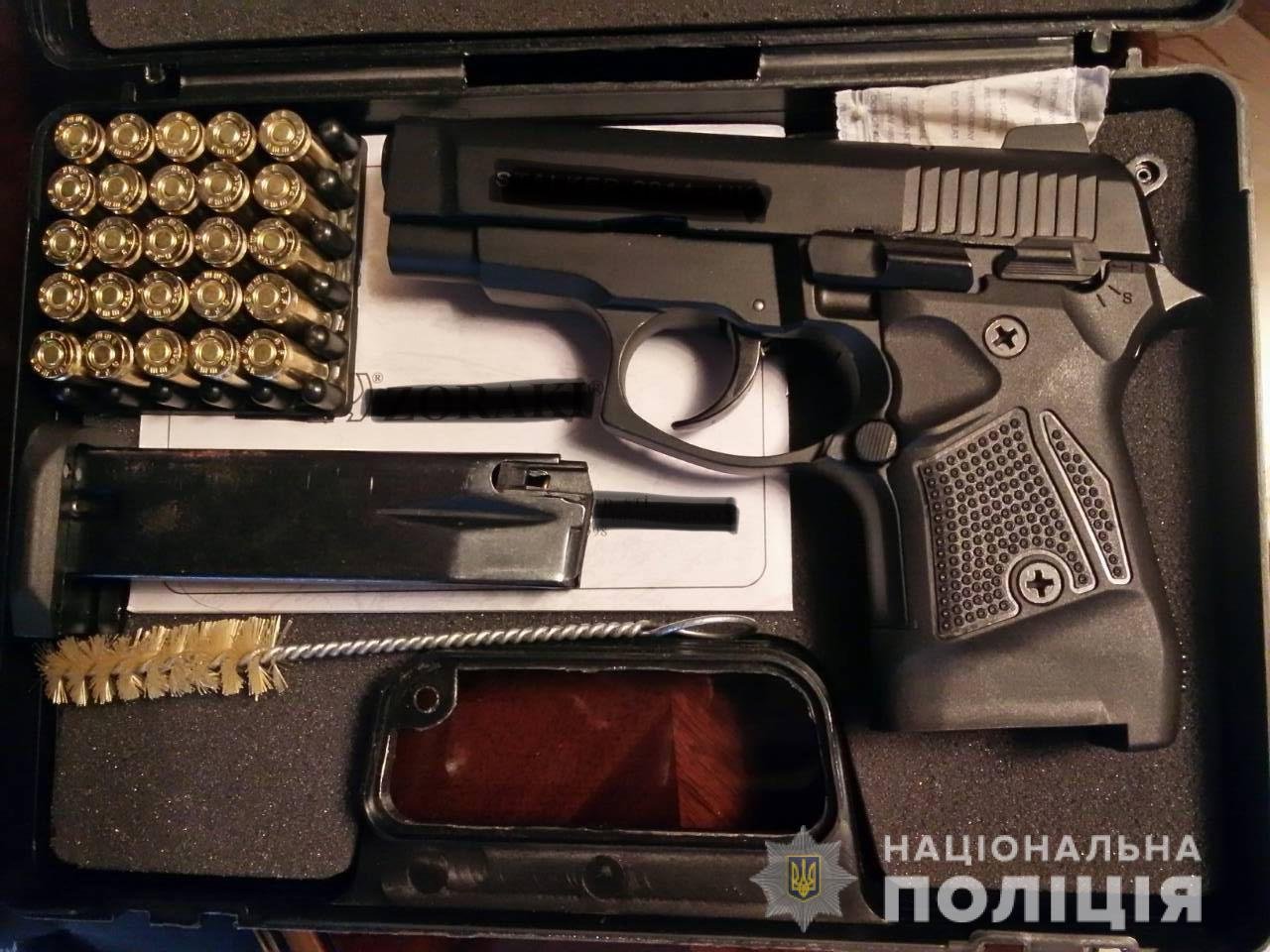 У будинку мешканця Рахівщини під час обшуку виявили зброю та набої (ФОТО)