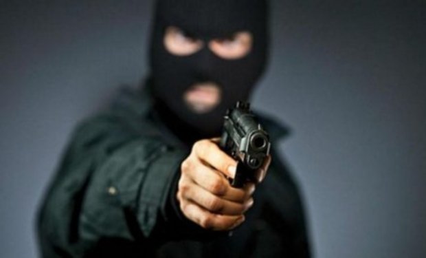 Нападники в масках та зі зброєю пограбували будинок на Рахівщині