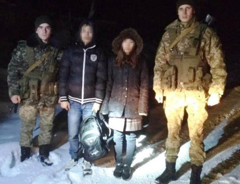 Двох змерзлих нелегалів рятували закарпатські прикордонники від морозу