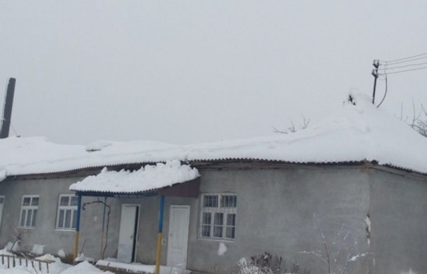 На Закарпатті від снігу завалився дах у сільській школі (ФОТО)