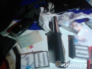Під час перевірки берегівчанина, поліція знайшла у чоловіка телескопічний кийок і наркотики