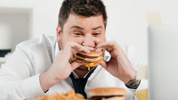 Які продукти не варто їсти на роботі