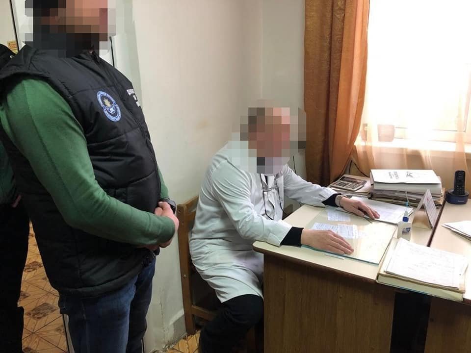 Завідувача реанімаційним відділенням у Рахові «взяли» на хабарі