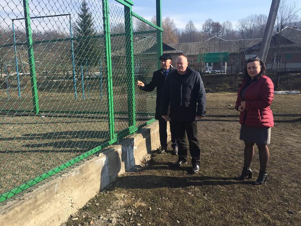 У Верхньому Водяному триває будівництво спортивного майданчика зі штучним покриттям