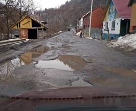 На Рахівщині асфальт зійшов раніше за сніг (фото)